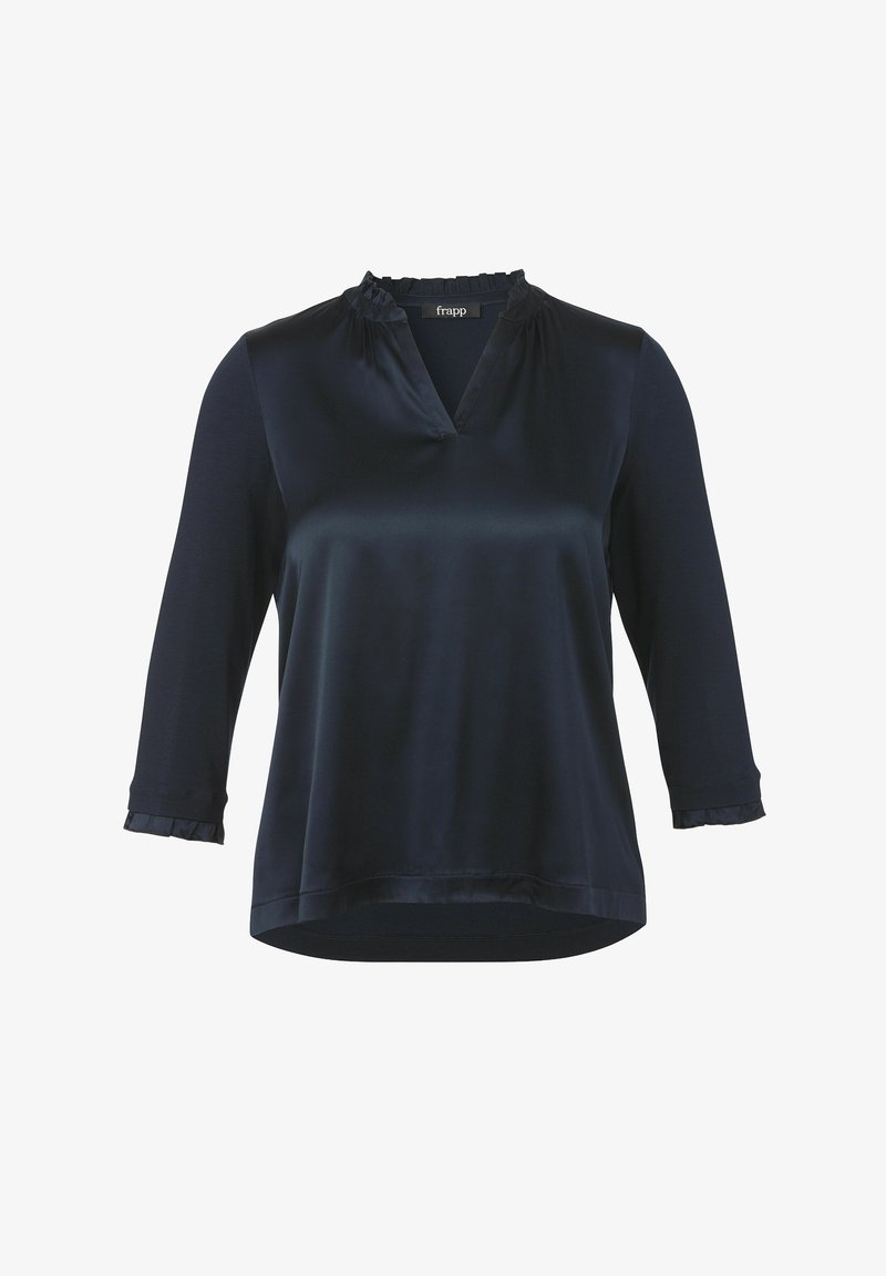 Blouse en satin bleu marine avec un col en V, un col volanté et des manches ¾ présentant des poignets texturés ; finition lisse et coupe décontractée.