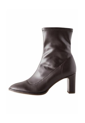 Stivale alla caviglia in pelle marrone con punta affusolata, superficie liscia e tacco quadrato. Presenta cuciture decorative attorno al bordo superiore.