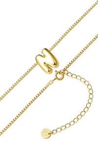 Guld kædearmbånd med et afrundet bogstav 'N' charm, poleret overflade og justerbar lås med cirkulært logo-mærke.