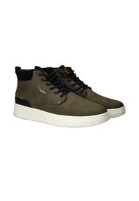 Groene leren high-top schoenen met zwarte accenten, ronde neus, witte rubberen zool en zwarte veters; voorzien van metalen logo-detail aan de zijkant.
