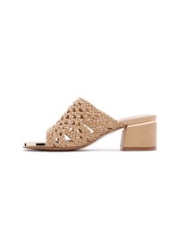 Beige geweven slide-sandalen met open teen en gestructureerde blokhak. Beschikt over een gevlochten ontwerp met gladde accenten en een platte zool.