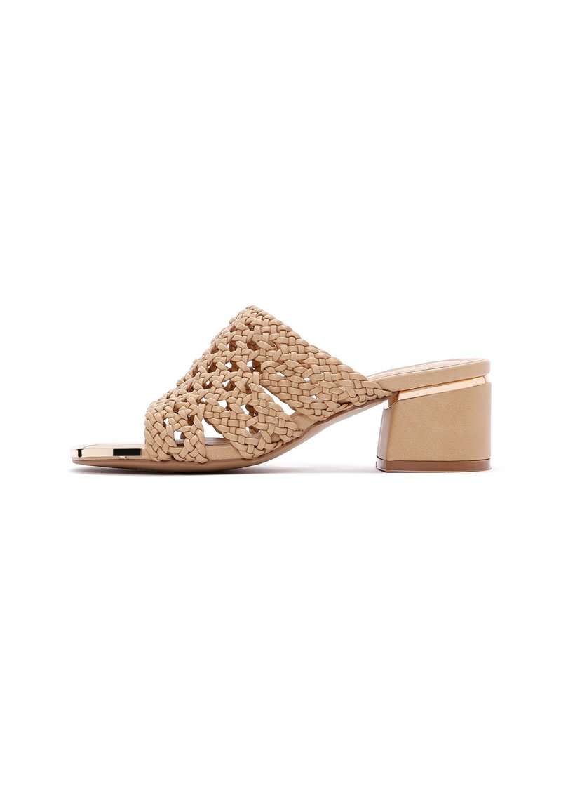 Beige geweven slide-sandalen met open teen en gestructureerde blokhak. Beschikt over een gevlochten ontwerp met gladde accenten en een platte zool.