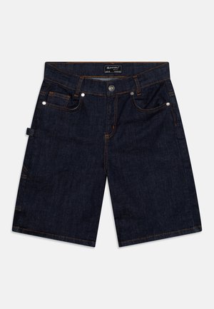 Shorts en denim bleu foncé avec bouton et fermeture éclair à l'avant, cinq poches dont une poche à monnaie, coutures contrastantes orange et une boucle latérale.