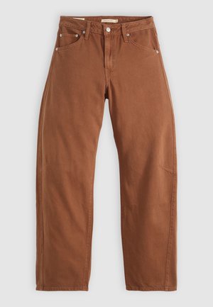 Roestbruin rechte jeans met voor- en achterzakken, metalen klinknagels, knoopsluiting en riemlussen, plat neergelegd op een witte achtergrond.