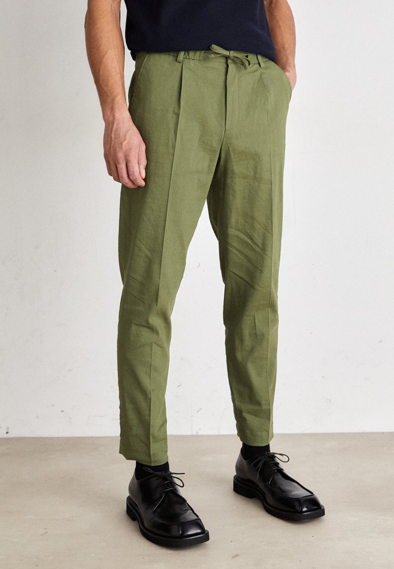 BOSS - PERIN - Broek - open green, Vergroten