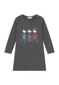 Šedé šaty s dlouhým rukávem, zdobené potiskem tří dívek v barevných outfitech a květinovými akcenty na spodní části. Měkký, bavlněný materiál.