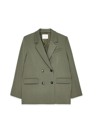 Olivgrüner, doppelt geknöpfter Blazer mit maßgeschneidertem Design, auffälligen Revers, zwei aufgesetzten Taschen auf der Vorderseite und schwarzen Knöpfen. Weiche Textur, strukturierte Form.