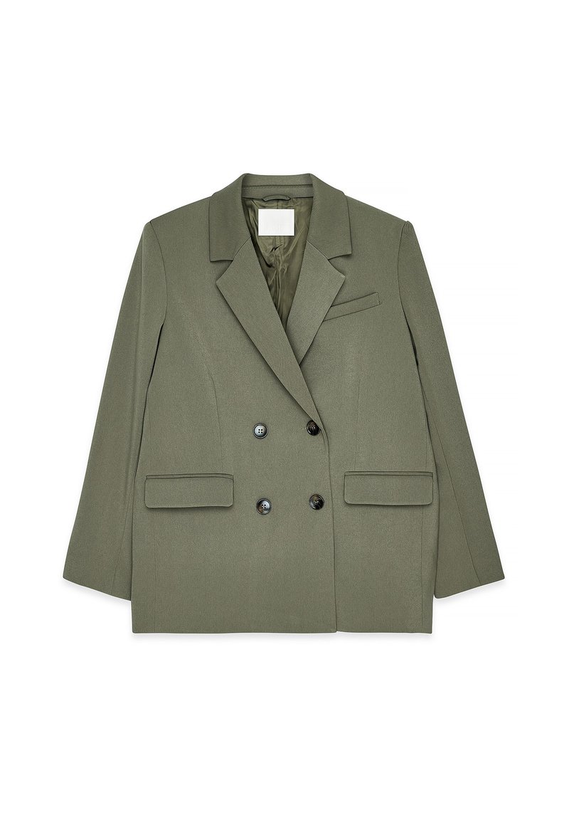 Olivenfarvet dobbeltstående blazer med skræddersyet design, fremtrædende klapper, to frontlommer med flap og sorte knapper. Blød tekstur, struktureret form.