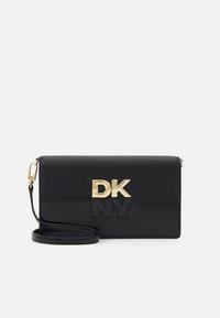 Schwarze Leder-Crossbody-Tasche mit goldenen Beschlägen, versehen mit dem eingeprägten "DK NY"-Logo. Glatte Textur, rechteckige Form, verstellbarer Gurt.