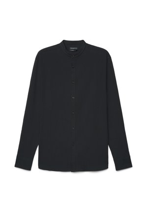 Schwarzes Herrenhemd mit langen Ärmeln, Stehkragen und Knöpfen vorne, flach auf weißem Hintergrund gezeigt.