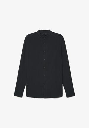 Schwarzes Herrenhemd mit langen Ärmeln, Stehkragen und Knöpfen vorne, flach auf weißem Hintergrund gezeigt.