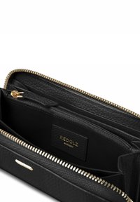 Billetera de cuero negro con acabado texturizado, cremallera dorada, múltiples compartimentos y una etiqueta que dice "REDOLZ since 2007" en su interior.