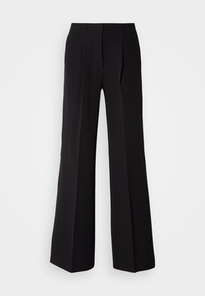 Pantalons noirs en tissu lisse, avec une taille haute, une coupe évasée et deux plis sur le devant pour un détail de conception supplémentaire.
