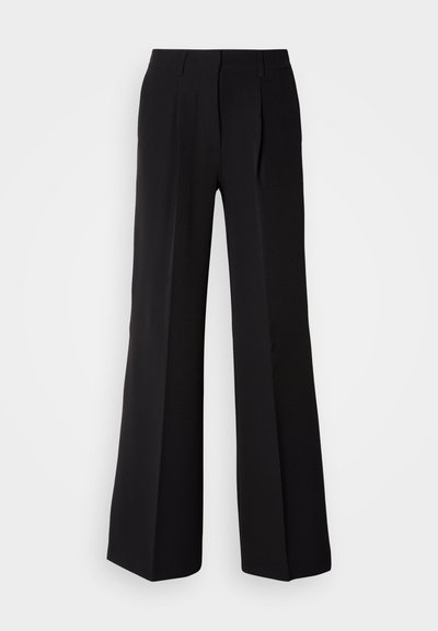 Pantalons noirs en tissu lisse, avec une taille haute, une coupe évasée et deux plis sur le devant pour un détail de conception supplémentaire.