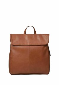 Mochila de cuero marrón con tapa plegable, asa superior y cierre de cremallera. Presenta una textura suave y un diseño minimalista.