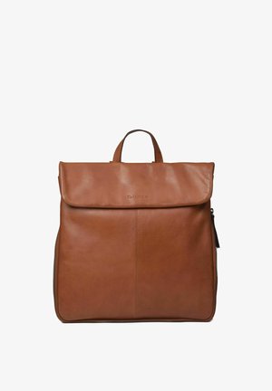 Mochila de cuero marrón con tapa plegable, asa superior y cierre de cremallera. Presenta una textura suave y un diseño minimalista.