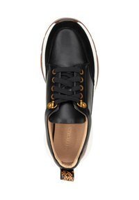 Czarne sneakersy z gładką skórzaną cholewką, okrągłym noskiem, złotymi oczkami i teksturowanym brązowym uchwytem na pięcie; biała gumowa podeszwa.