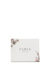Hvid kort med blomsterillustrationer i pink og brunt. "FABLE" er trykt i en elegant skrifttype i midten, med "ENGLAND" nedenunder.