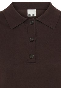Polo en maille marron foncé avec col et trois boutons noirs sur la patte avant.