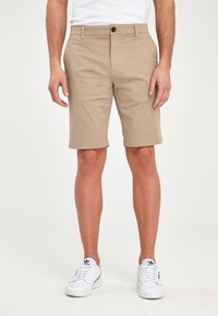 Khaki shorts van katoen met een platte voorkant, knoopsluiting en zijzakken, met een rechte zoom boven de knie.