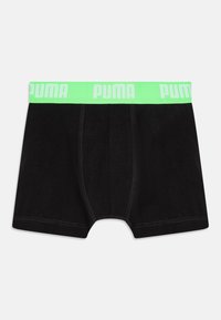 Boxers noirs avec une taille verte arborant le logo "PUMA" en blanc. Tissu doux avec une coupe ajustée et des coutures contrastées.
