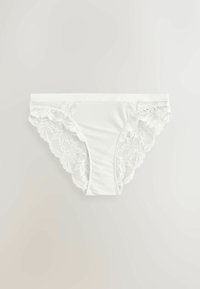 Culotte blanche bordée de dentelle, présentant un centre en tissu lisse et une dentelle à motif floral sur les côtés, avec une coupe classique.