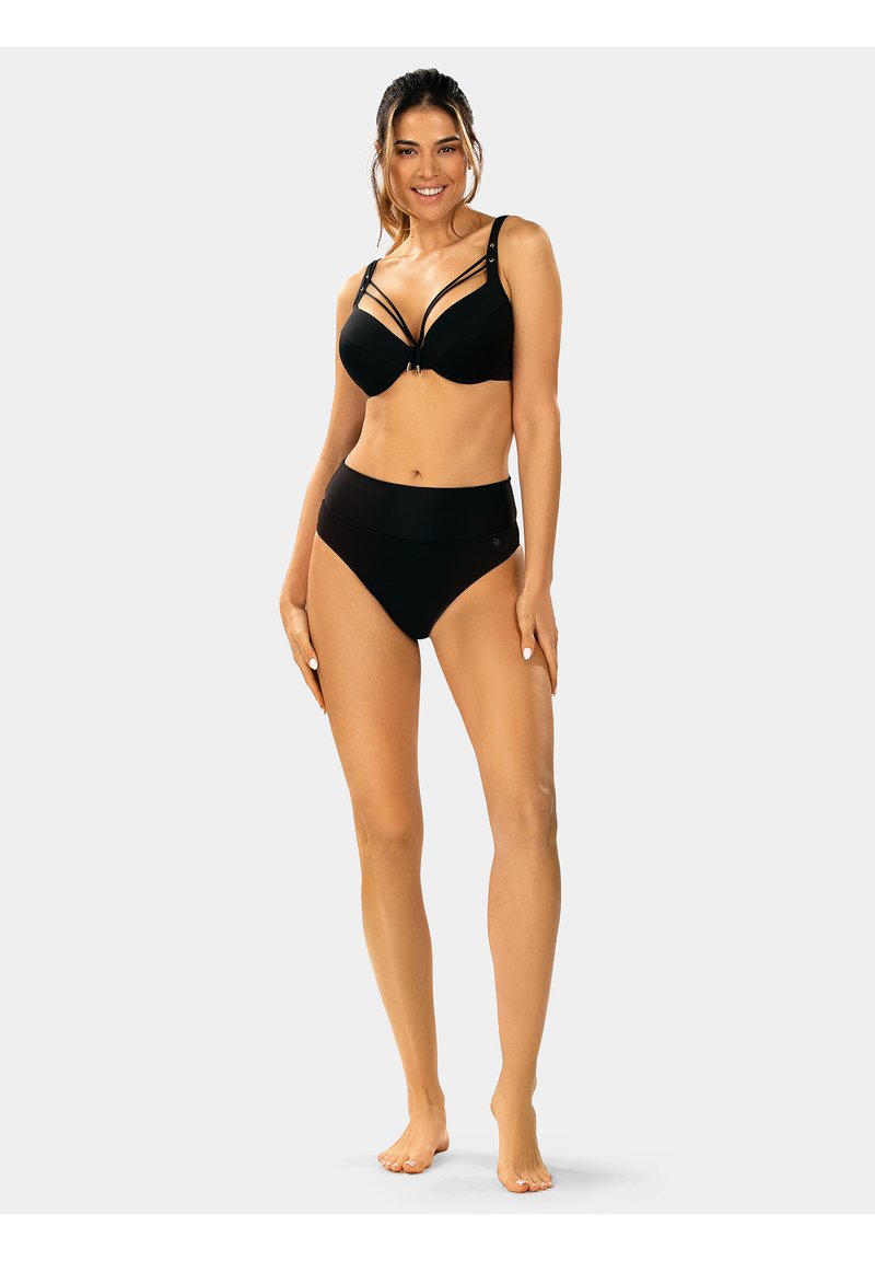 Czarny zestaw bikini z usztywnionym stanikiem z wieloma ramiączkami oraz majtkami w wysokim stanie, oba wykonane z gładkiego materiału z minimalnymi akcentami.