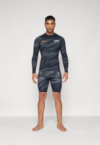 Venum UFC FIGHT WEEK RASHGUARDS - Pikkade varrukatega topp - urban camo