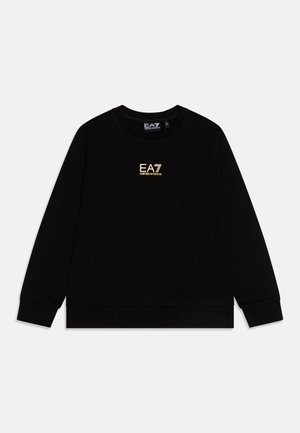 Sweatshirt noir à manches longues, avec des poignets et un ourlet côtelés, arborant un logo doré EA7 sur la poitrine. Tissu doux avec une texture lisse.