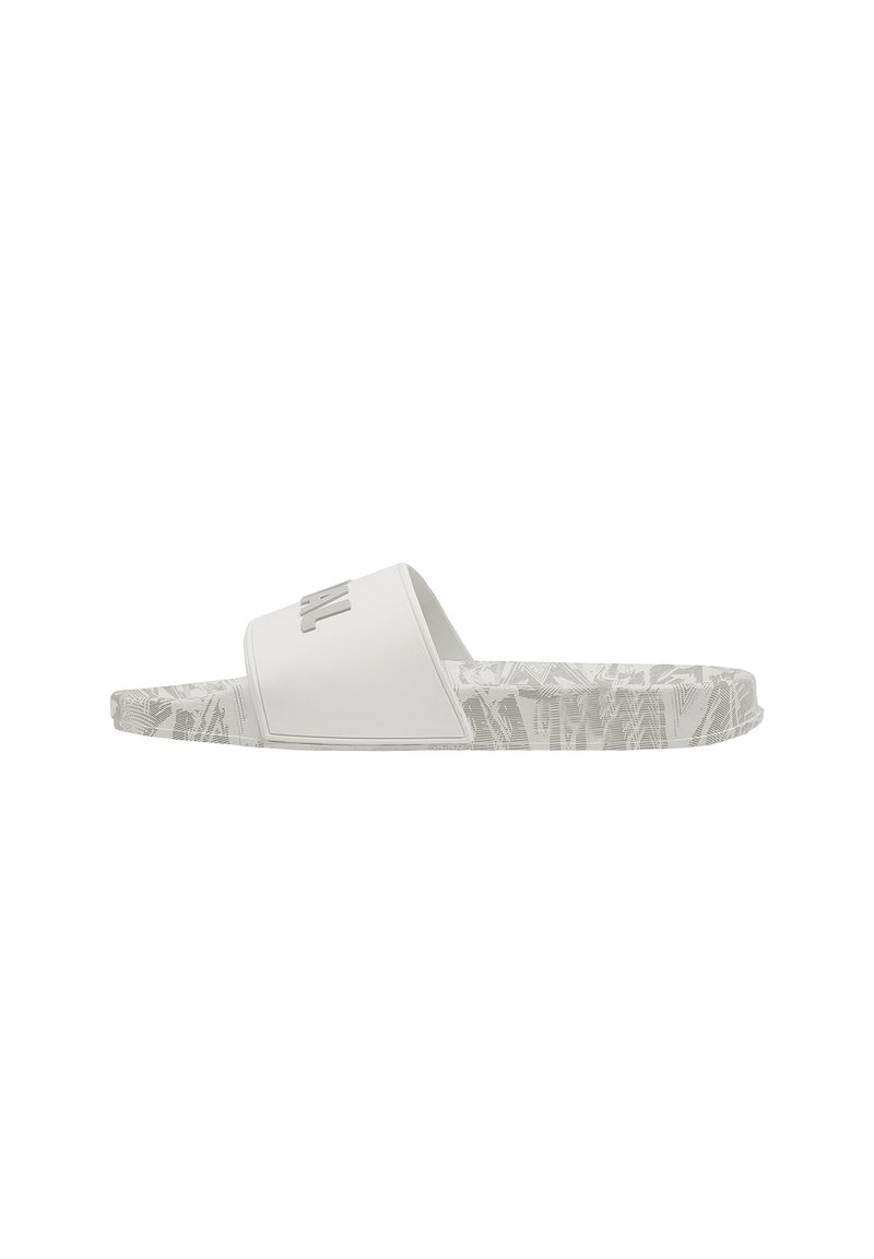 Witte schuifsandalen met een getextureerde witte zool met een patroon. De bovenkant heeft een gladde afwerking met een logo-accent.