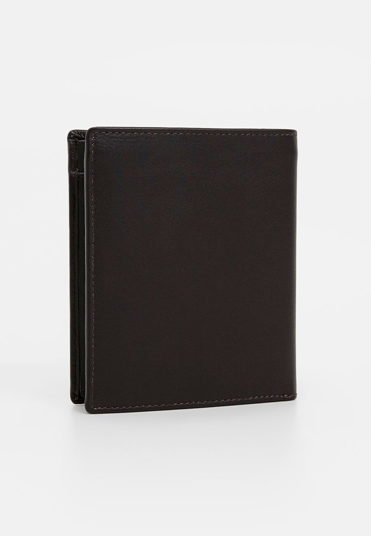 Portefeuille en cuir marron avec une finition lisse, design pliable en deux, et coutures visibles le long des bords ; forme compacte et rectangulaire.