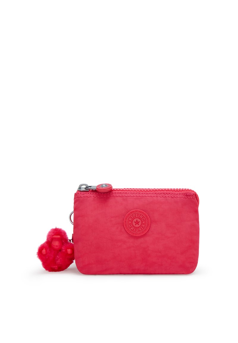 Pocchetto rosso brillante con zip, realizzato in nylon, con una superficie texture e un logo rotondo. Include un charm staccabile a forma di scimmietta rossa e pelosa.