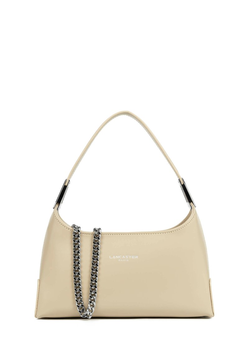 Borsa a mano in pelle beige con forma curva, caratterizzata da un dettaglio a catena argentata e un design minimalista. Logo impresso sul davanti.