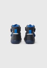 Zwarte en blauwe high-top schoenen met klittenbandsluitingen, van textuurleer, met een gevoerde kraag en een rubberen zool voor grip en ondersteuning.