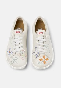 Sneakers in pelle bianca con motivi floreali ricamati multicolori, punta rotonda, lacci bianchi e suola testurizzata.