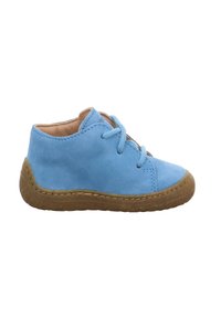 Blaue Wildleder-Kinderschuhe mit abgerundeter Zehenpartie, brauner Gummisohle und Schnürung. Weiche Textur und leichtes Design.