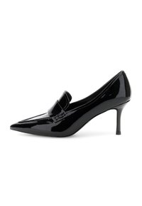 Scarpa nera in vernice con tacco alto e punta affilata, con un dettaglio a fiocco sulla tomaia, caratterizzata da un tacco sottile di 7,5 cm.