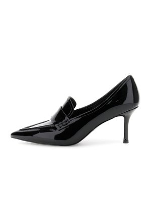 Scarpa nera in vernice con tacco alto e punta affilata, con un dettaglio a fiocco sulla tomaia, caratterizzata da un tacco sottile di 7,5 cm.