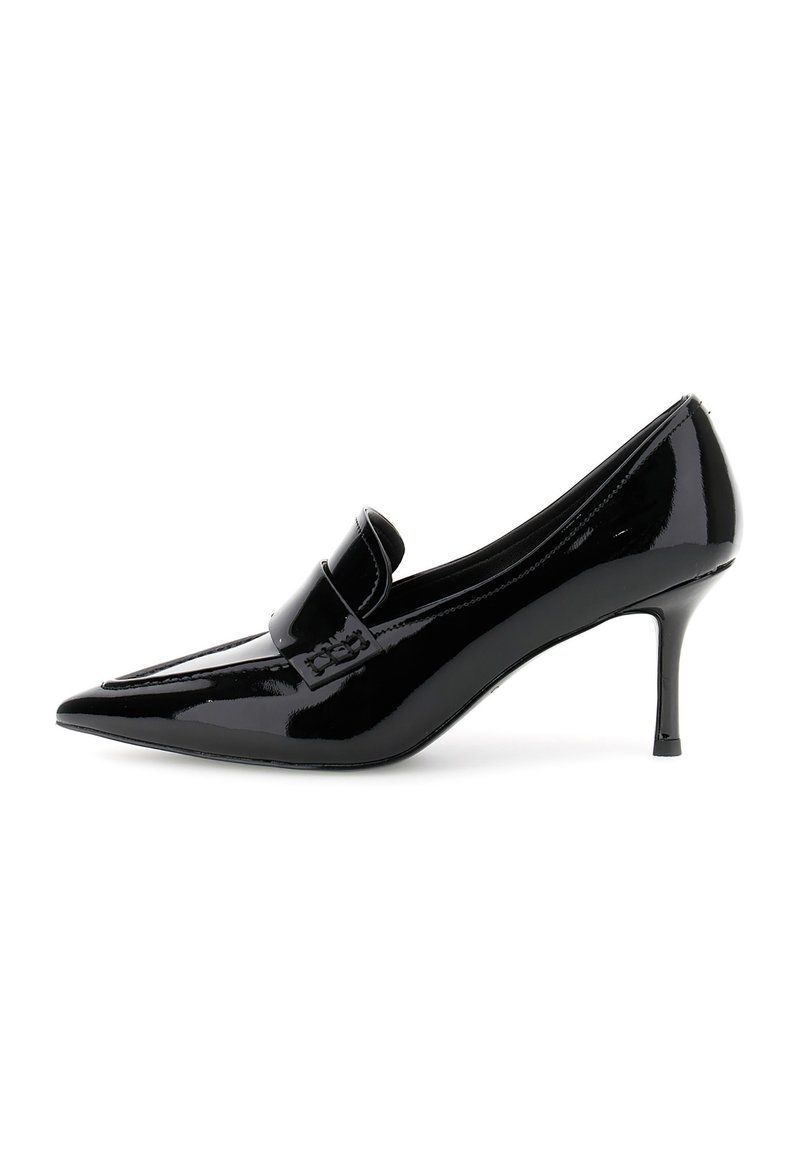 Scarpa nera in vernice con tacco alto e punta affilata, con un dettaglio a fiocco sulla tomaia, caratterizzata da un tacco sottile di 7,5 cm.