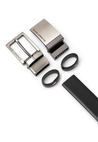 Czarny skórzany portfel, srebrne zapięcia, dwa skórzane bransoletki w kolorze brązowym i czarnym oraz detale z odpinanym zapięciem.