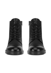 Melni ādas potītes zābaki ar gludu apdari, kuriem ir saistīšanas lentas un rāvējslēdzēji sānos. Cieta gumijas zole ar minimālu protektoru.