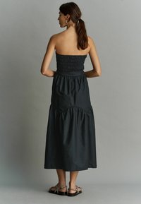 Next SHIRRED BANDEAU MIDI SUMMER - Dienas kleita - black