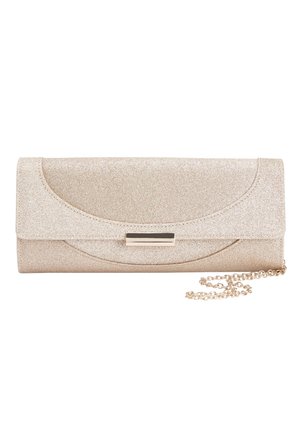 Schimmernde goldene rechteckige Clutch mit Metallverschluss und angebrachtem dünnem Kettenriemen vor weißem Hintergrund.