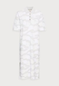 Polo jurk in het wit met grijs abstract patroon; korte mouwen, kraaghalslijn, sluiting met drie knopen, zijsplitten, zachte textuur.