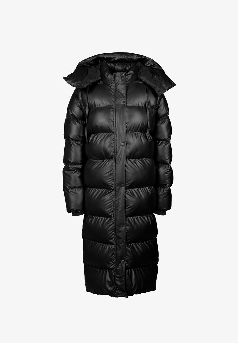 Svart puffjacka med lång design, med huva och stora quiltade sektioner. Tillverkad av glänsande, isolerande tyg med tryckknappar.