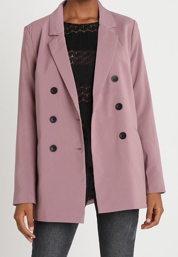 Dwurzędowa marynarka w kolorze mauve z czarnymi guzikami, z klapami i gładkiego materiału; zestawiona z fakturowanym czarnym topem i wąskimi dżinsami.