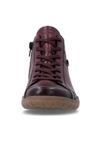Vue de face d'une basket en cuir bordeaux avec des lacets marron, une fermeture éclair latérale et une semelle en caoutchouc beige sur fond blanc uni.