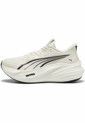 Chaussure de course Puma blanche avec semelle épaisse, détails en band Stripe noirs et texte "NITRO" sur la semelle intermédiaire, vue de côté sur fond blanc.