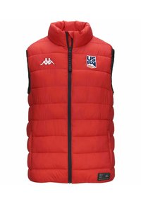 Gilet imbottito rosso con colletto alto, zip frontale, pannelli laterali neri e toppe con logo, tra cui una bandiera USA e l'emblema del marchio sul petto.