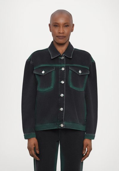 Jachetă din denim cu o paletă de culori închisă și accente verzi, guler ascuțit, închidere cu nasturi pe față și două buzunare pe piept. Textură netedă.